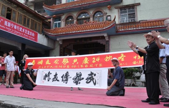 湖南崀山:鹰文化架起中美交流桥梁(图)