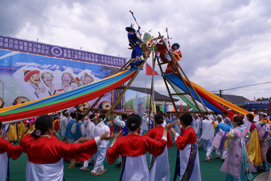 红旗民俗村:龙头游戏 安图县候选景区:红旗朝鲜族民俗村(组图)