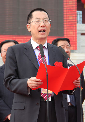 中共平凉市委副书记、市长臧秋华致辞。 2012崆峒文化旅游节启动仪式在灵台举行