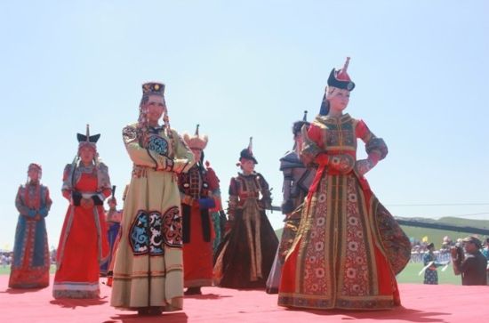 西乌珠穆沁服饰魅力 西乌珠穆沁民族服饰在那达慕大会上大放异彩