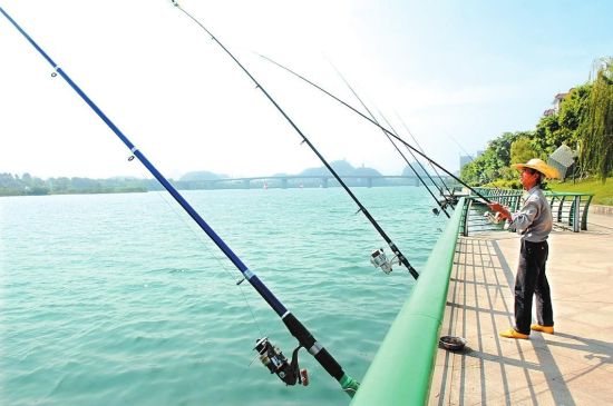 柳州水上狂欢节千人万竿钓鱼比赛在亲水平台举