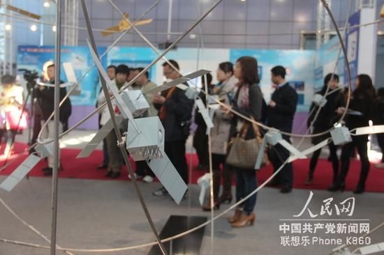 中外记者参观采访北斗系统展示 十八大新闻中心组织中外记者到中关村参观采访