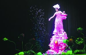 昨晚,中国魔术师胡金玲在魔术《敦煌联想》中上演了一幕天女散花。 国际魔术大会举行 19组中外魔术师同台秀新招