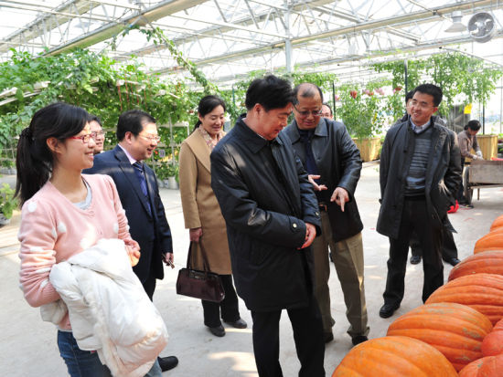 瞿振元、李召虎饶有兴致地参观了展区 瞿振元、李召虎考察“首届北京农业嘉年华”