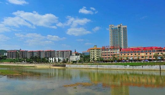 流经白沙县城的南叉河沿岸风光 白沙投巨资打造 “一河两岸”风景线