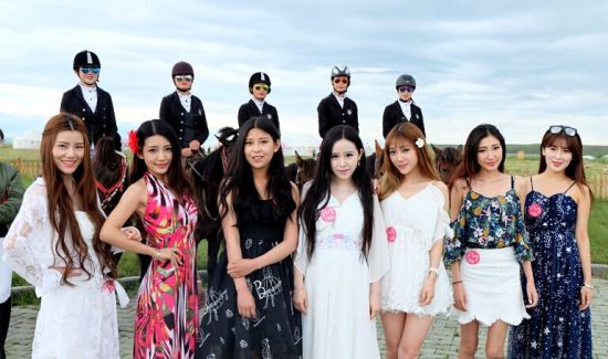 受邀参加开幕式的网红美女与骑手合影 2016中国新疆伊犁天马国际旅游节开幕