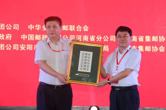 中国邮政集团公司向安阳市人民政府赠送第一版《殷墟》特种邮票 《殷墟》特种邮票首发暨“集邮周”标识发布仪式在河南安阳举行