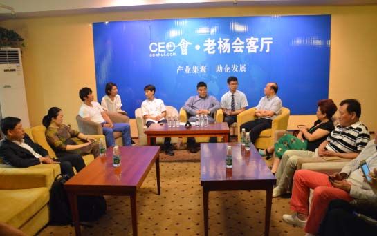 主持人与嘉宾讨论美食 杨建国对话韩国专家:如何辨别一家正宗韩国餐厅