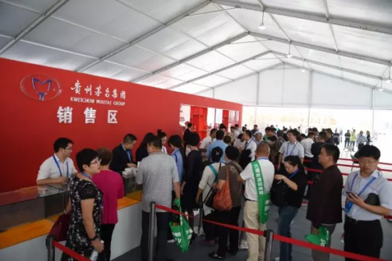 市民在酒博会上排队购买酒水 第六届中国(贵州)国际酒类博览会在贵阳举行