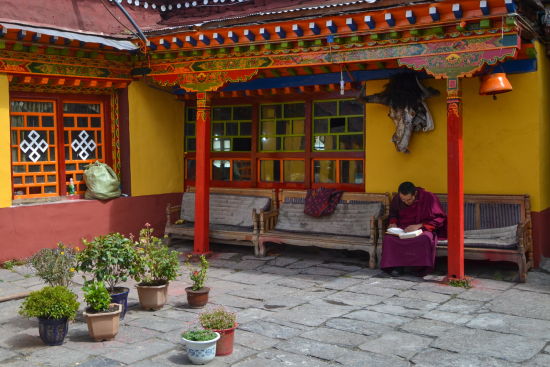 卡久寺修行者—郑海鹏摄 山南旅游南环线7日游