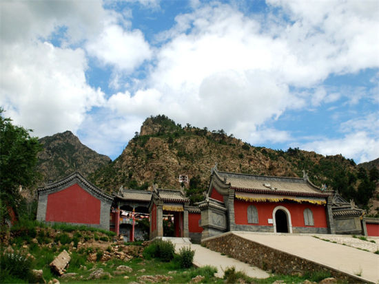 呼和浩特喇嘛洞召巍巍400年 高低山峰横亘交错 呼和浩特喇嘛洞召巍巍400年
