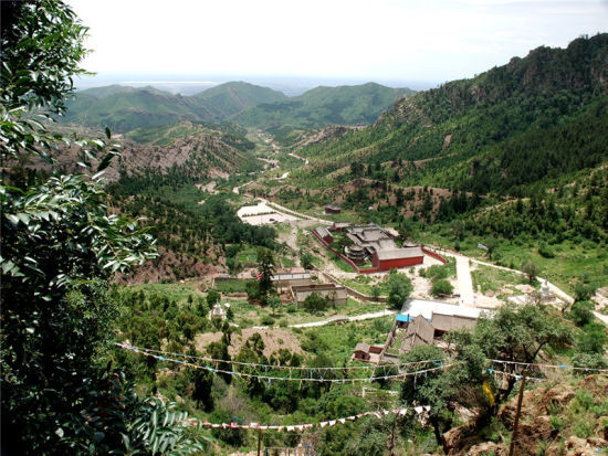 呼和浩特喇嘛洞召巍巍400年 高低山峰横亘交错 呼和浩特喇嘛洞召巍巍400年