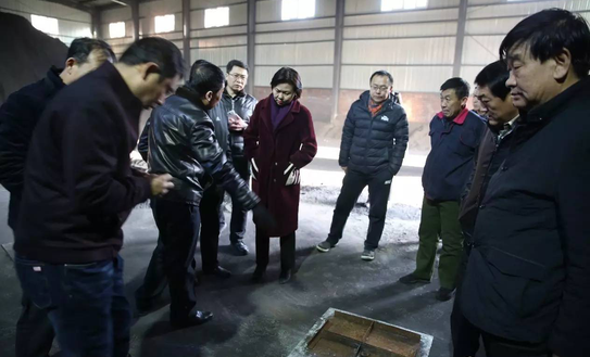 检查小组工作人员对水质进行现场检测 呼和浩特环保局加强环境检查 保障元宵节空气质量