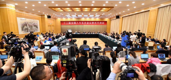 3月6日下午,十二届全国人大五次会议贵州代表团在北京举行团组开放日活动,中外媒体共同聚焦贵州脱贫攻坚取得的成绩。 脱贫攻坚首战告捷 贵州这一年不输承诺不负民心