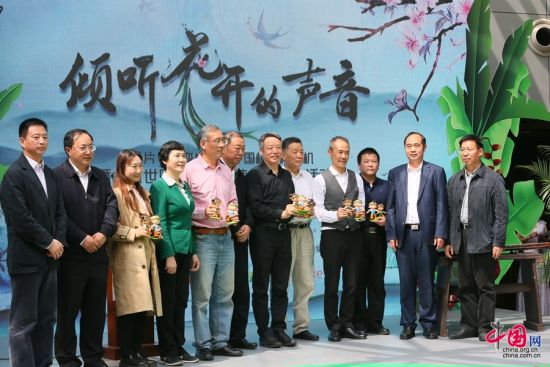 夏占义副主任、黄正秋副司长、刘红秘书长、赵根武副秘书长、李志军书记、张勇主任为访谈嘉宾赠送北京世园会吉祥物 北京世园会启动形象大使推选 开拍主题纪录片