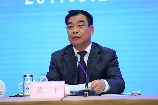 新疆维吾尔自治区人民政府党组成员、2017(中国)亚欧商品贸易博览会组委会主任黄三平介绍情况。 2017(中国)亚欧商博会新闻发布会在北京举行