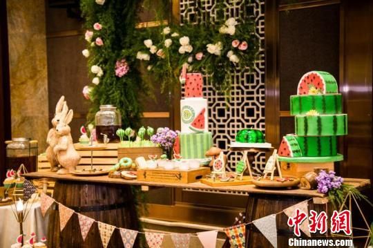 5月25日,2017年北京大兴西瓜节创意美食大赛举办,各种西瓜花式吃法轮番登场。图为大赛现场展示以西瓜为主题创新设计的甜品。维恩视觉供图 北京大兴西瓜节创意美食大赛举办 各种花式吃法轮番登场