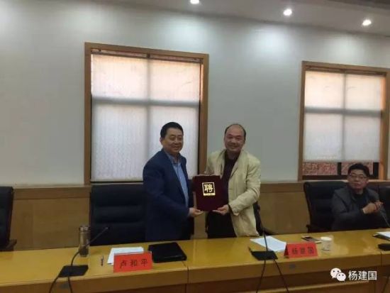 孟州市市长卢和平给老杨颁发了“孟州市产业发展顾问”证书。 杨建国:为孟州招商引资支了这三招