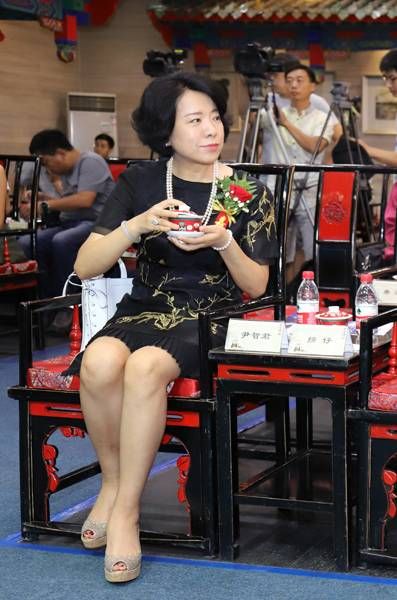 北京老舍茶馆有限公司董事长兼总经理尹智君女士 舞台剧《亲亲咖啡豆》全新亮相 亲情上演《茶馆的故事》
