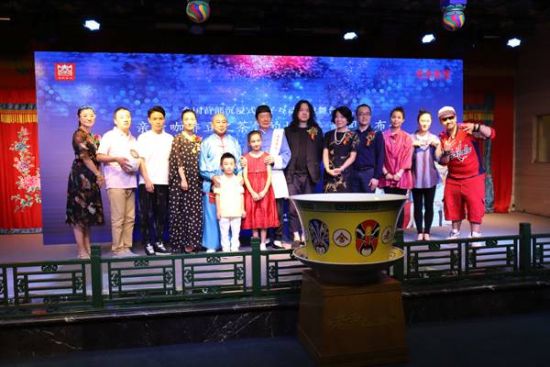 现场合影 舞台剧《亲亲咖啡豆》全新亮相 亲情上演《茶馆的故事》