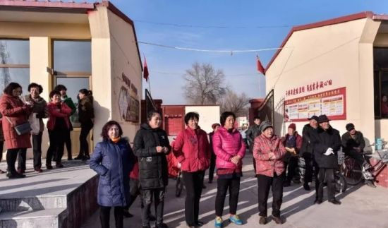 观看演出 永做草原红色文艺轻骑兵 土左旗乌兰牧骑在什兵地村开展惠民演出