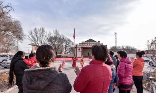 观看演出 永做草原红色文艺轻骑兵 土左旗乌兰牧骑在什兵地村开展惠民演出