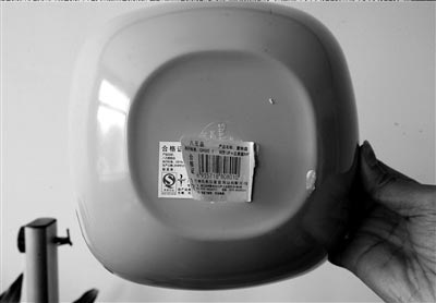 有毒仿瓷餐具贴上新标识后继续销售 涉嫌欺诈