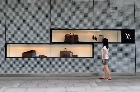 假lv叫卖到真lv店门外