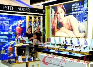 今年以来,雅诗兰黛等大牌化妆品相继被检出不合格产品。(图片来源:广州日报 王燕摄)