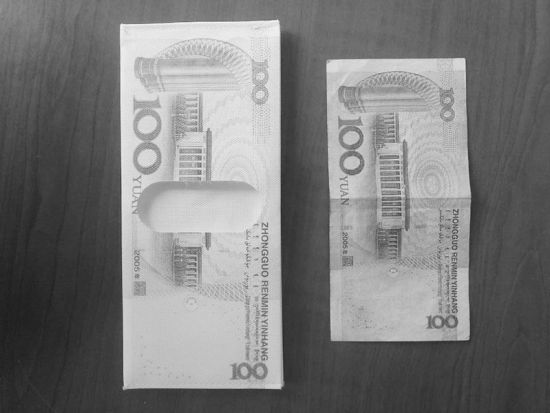 图为路边摊所卖的钱包(左),与100元人民币(右)十分相像。(半岛晨报、海力网 记者 梁美华摄)