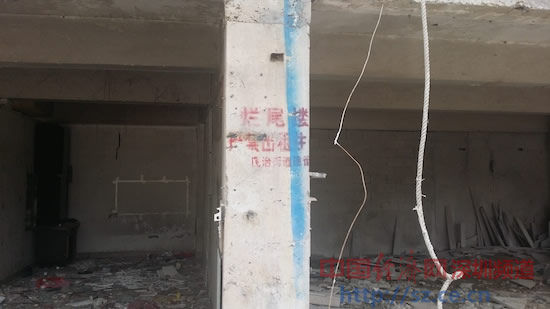 图为烂尾长达20年之久的烂尾楼被民治街道办事处确定为危楼,严禁租住。中国经济网深圳频道摄