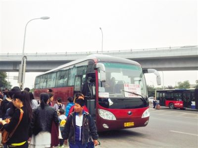 10月1日，一辆旅游大巴在德胜门箭楼西侧揽客，车上挂的小喇叭循环播放：“去往八达岭的游客请上车”。新京报记者 李宁 摄