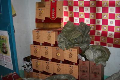 [图文]山东苍山端掉一白酒造假窝点_滚动新闻