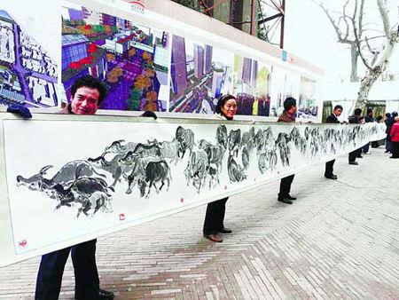 民间艺术家1年绘制国画《百牛图》