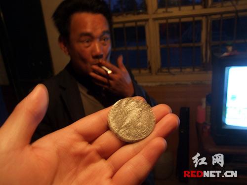 男子：收藏200多年前外国银币(图)