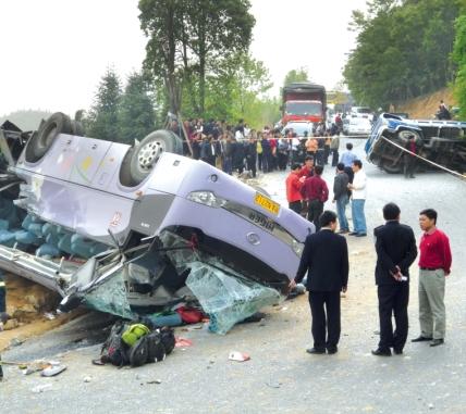 武汉一旅游客车五峰发生车祸，消防员在现场救援。通讯员 方佩 摄