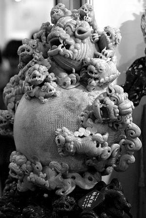 中国美術 翡翠 白玉 青田玉 人物雕刻 青田人背着石雕移民欧美_翡翠玉石_新浪收藏_新浪网