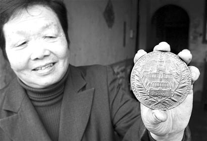 武汉蔡甸农民家藏一块1915年世博会奖牌