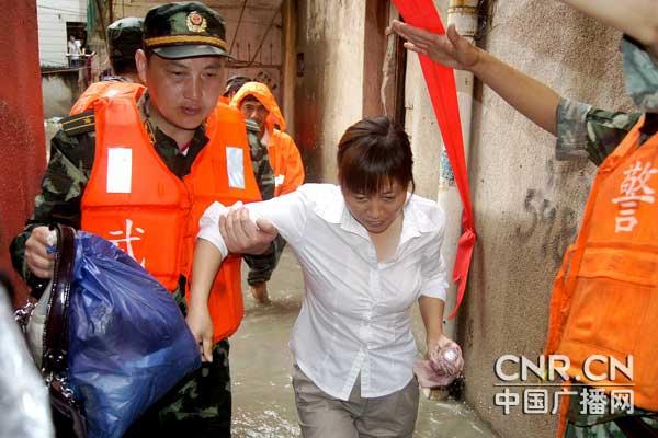 ���ű��겿��С����ˮ1�׶��侯��ԮΧ��Ⱥ��