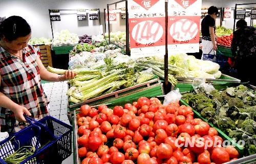 2010年5月24日，湖北宜昌市民在北山生活超市选购蔬菜。