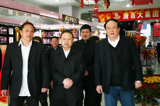 局长王志军陪同市委书记王雪峰到唐百大集团慰问商场职工
