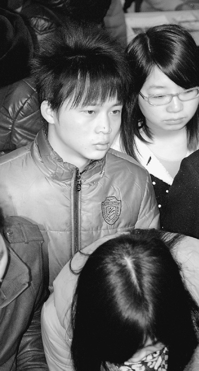 练云在查看招工信息。   练云在查看招工信息。