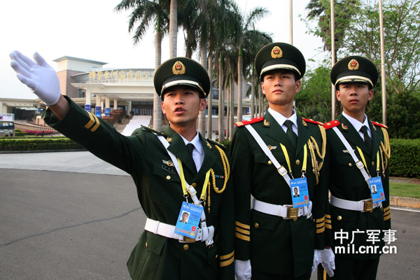 3名身着礼宾服的武警哨兵警姿挺拔,或向准行车辆半面转体"敬礼——"让