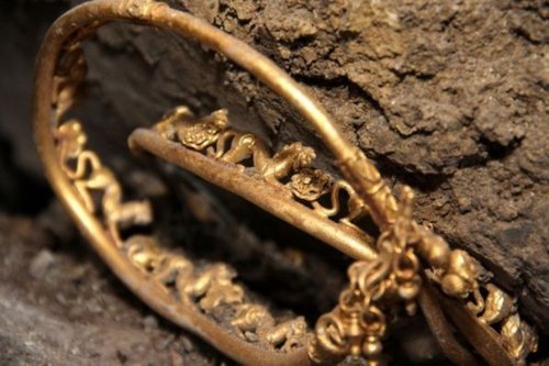 保加利亚发现大量2400年前黄金首饰(组图) _黄