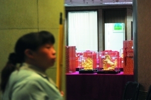 银行员工推荐地下炒金市民30万积蓄被骗