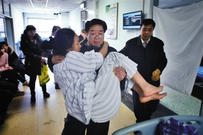 北京望京医院护士遭患者家属连环踹 一度昏迷
