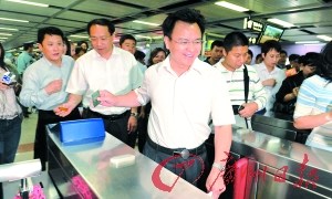 广州市长乘地铁上班呼吁市民低碳生活(图)