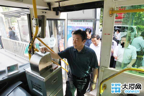 河南省委书记乘坐公交体验城市交通(组图)