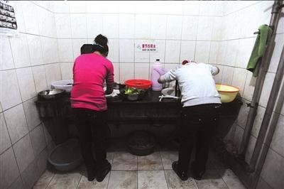 北京“鼠族”清苦快乐生活的全景展示
