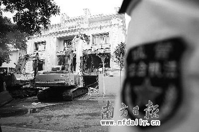 广州城市管理力度再加强 强拆“最牛违建别墅”